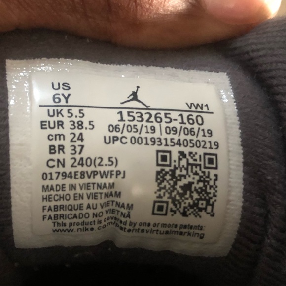 Jordan’s Youths 6Y Grey and White - Picture 7 of 8